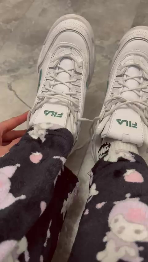 Ich ziehe meine Sneaker aus und zeige meine Füßchen im Detail, meine lackierten Weißen Nägel, meine Sohlen und einfach alles schön nah