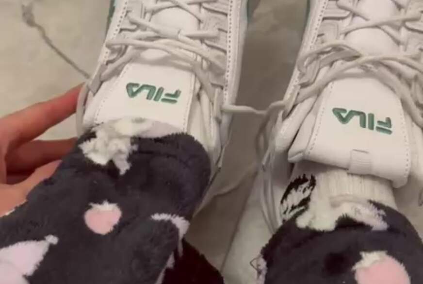 Ich ziehe meine Senker aus und zeige meine Füßchen im Det**l von GothBabe69