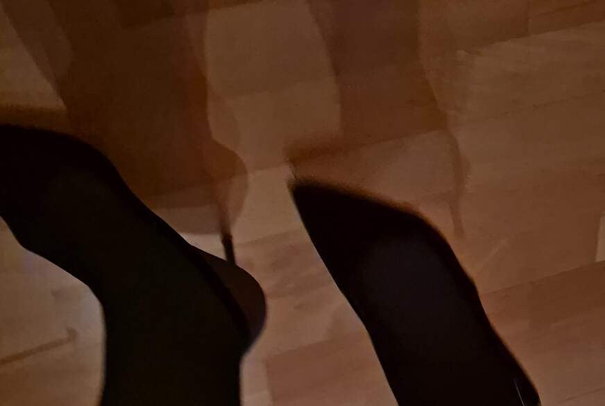 Ich laufe mit meinen neuen Sling Pumps durchs Büro von MrsLivi pic1