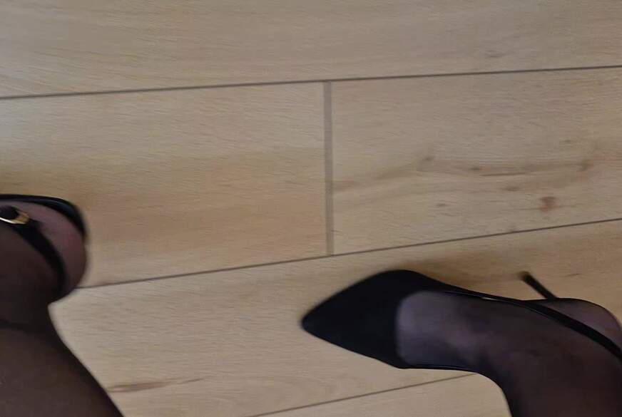 Ich laufe mit meinen neuen Sling Pumps durchs Büro von MrsLivi pic2