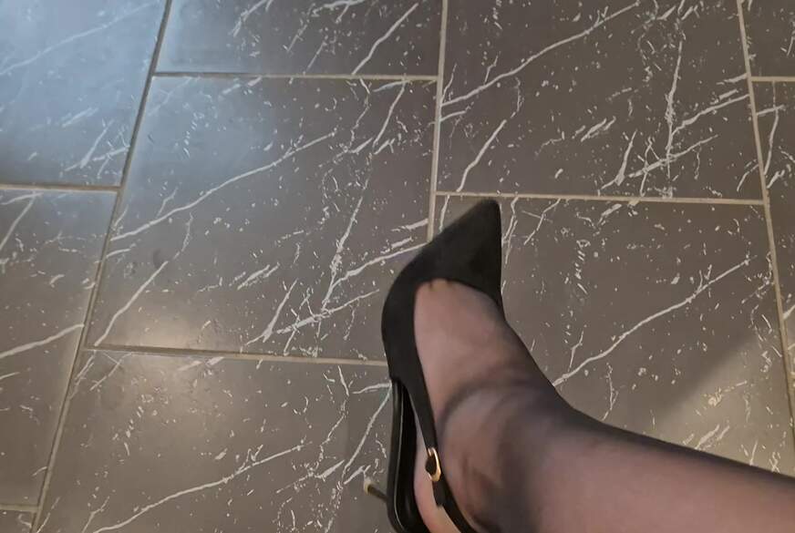 Ich laufe mit meinen neuen Sling Pumps durchs Büro von MrsLivi pic3