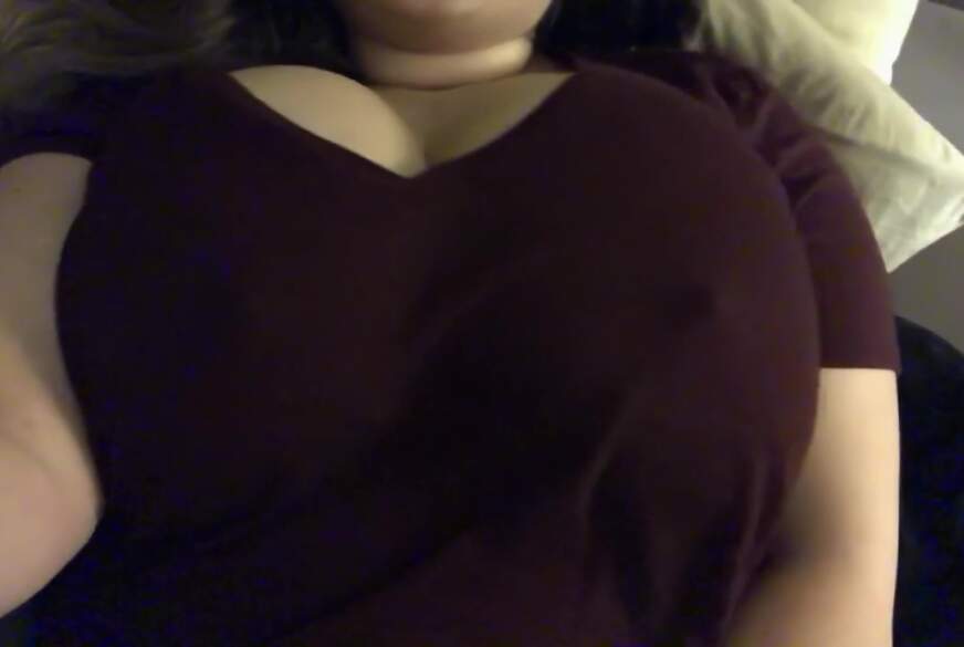 Susi-Sunshine: Titten Alarm!!! Ich Hole Meine Mega Titten Raus Und S***e An Dem Nippel!