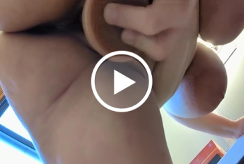 Hi in meinem Clip siehst du wie ich mir erst mal unter der Dusche die riesigen Möpse einseife und dann direkt mit einem großen Dildo mir meine feuchte und behaarte pussy hart selber ficke! Wenn es dir gefallen hat lass doch bitte einen lieben Kommentar und Bewertung da ich freue mich!!!