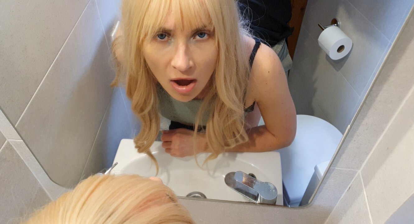 OMG! Ich war heute schon den ganzen Tag sooo unfassbar willig und geil! Heute Abend konnte ich dann einfach nicht mehr anders! Ich war mit meinen Freundinnen in einem sehr exquisiten Restaurant und meine Muschi war schon den ganzen Tag schon so schön feucht! Als ich dann denn jungen und ungeschickten Aushilfskellner sah, wusste ich ER ist heute fällig! Ich wollte das er mich heute fickt! Er war so verdammt süß und schüchtern! Also zwinkerte ich ihm zu bevor ich auf die Toilette verschwand! Oh mein Gott war das ein geiler Quickie ;) Nur das er mir blank einfach so einen CREAMPIE auf dem Klo verpasst, damit hatte ich vorher wirklich nicht gerechnet... Wärst du meiner Einladung aufs Klo auch einfach so gefolgt? ;)