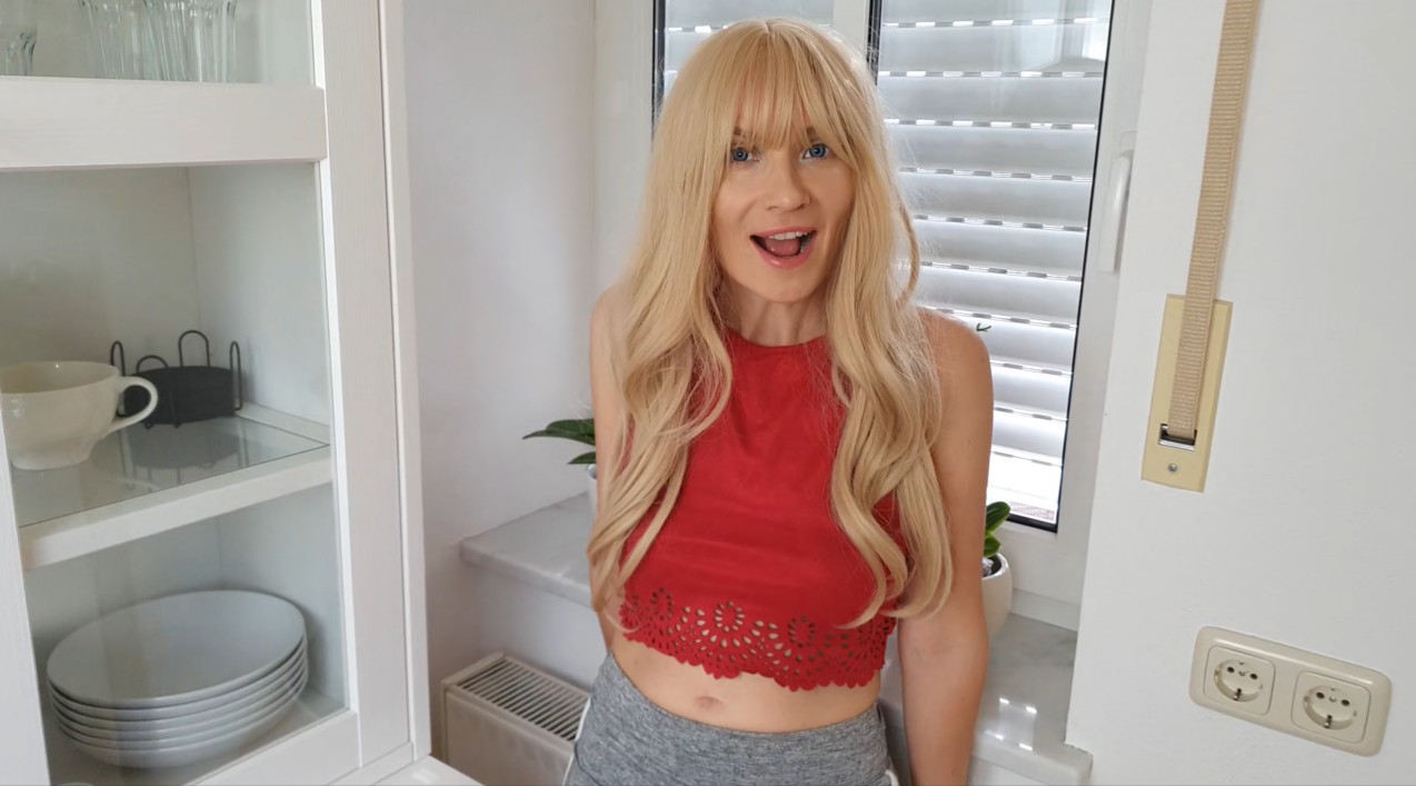 OMG!!! Wir waren bei dem schönen und sonnigen Tag ALLE BEI MIR ZU HAUSE und ich wollte einem meiner Gäste nur etwas zu trinken anbieten.. Seine harte Beule in der Hose ist mir natürlich vorher schon aufgefallen! Also ging ich mit ihm nebenan in die Küche... Nichts ahnend was jetzt passieren würde... Mein neuer Freund war schließlich auch nebenan und WIRKLICH JEDER konnte uns hören! Denkst du es ist okay für ihn, wenn ich mich ein anderer Typ nebenan in der Küche einfach so BLANK in meine Fotze fickt und ich mich mit vollgespritzter Fotze wieder zu ihm geselle? Was ist, wenn mich der andere Typ jetzt auch noch geschwängert hat?