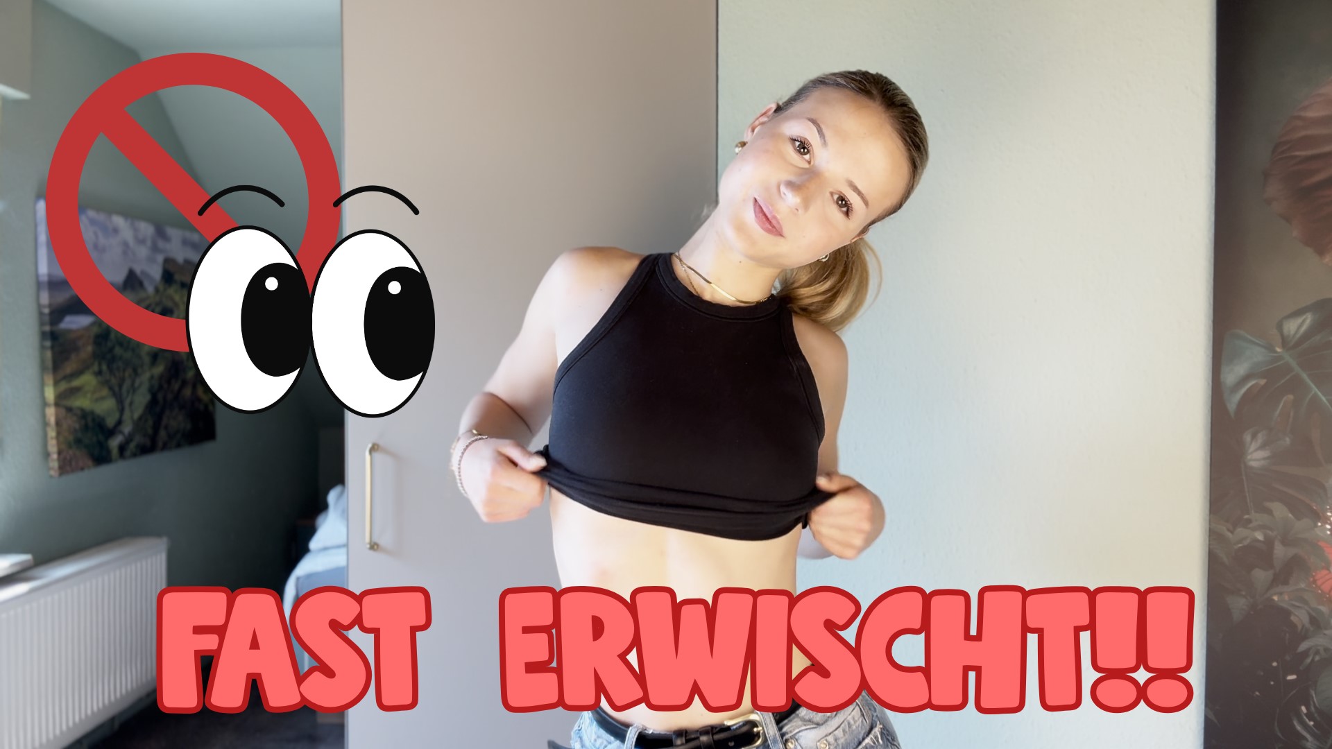 Ich wurde so oft gefragt, wann ein neues Video kommt und da wollte ich niemand länger warten lassen. Weil ich aber noch Zuhause wohne und nie jemand anklopft, hatte ich richtig Angst erwischt zu werden!  Die einzige Möglichkeit war es zu machen, wenn gerade keiner Zuhause ist und das war heute. Wieder vor der Kamera zu stehen hat mich nervöser gemacht als ich dachte… Ob das irgendwann einfacher wird? Als ich mein Top über meinen Bauch bis nach oben zu meinem BH Ansatz ziehe, komme ich mir noch etwas unbeholfen vor – ich habe mich noch nie für jemanden ausgezogen und auf den Videos, die ich mir angesehen habe, sah das so elegant und fließend aus… Als ich mit offener Hose da stehe und gerade weitermachen will höre ich plötzlich Schritte auf der Treppe! Ich habe keine Zeit meine Hose zuzumachen, stattdessen packe ich Lampen und Stativ samt Handy und schieb sie in den Schrank! Eine Sekunde später geht die Tür auf. Ich unterdrücke die Panik und tu so als würde ich mich nur