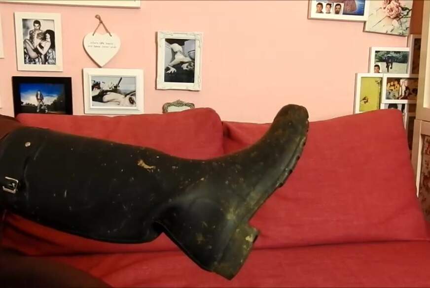 Gummistiefel Leck Sklave! Der S*****m, ja der ist für Dich! von LadyDemona
