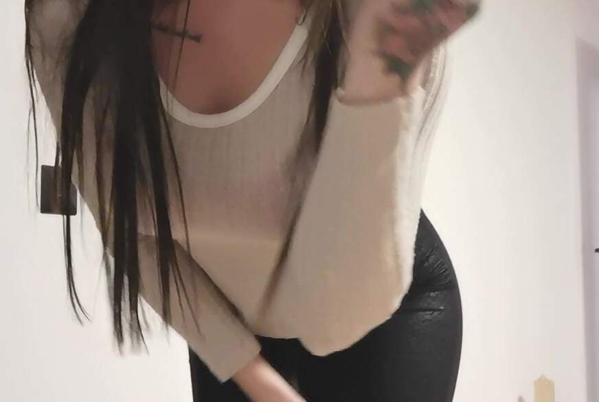 MiaAmante: du stehst drauf wenn deine herrin dich zum s******n bringt??