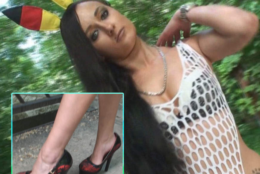 Mia-Grey: Dein geiles EM-Bunny kommt auf Touren!