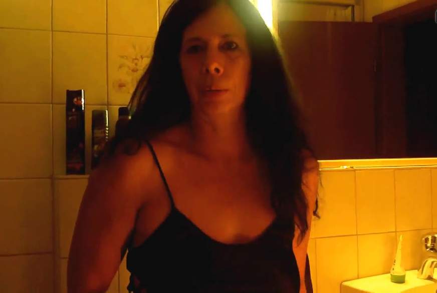 SexyJua*a: Mal eben in die Toilette g*****t