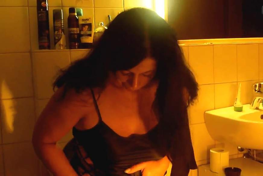 SexyJua*a: Mal eben in die Toilette g*****t