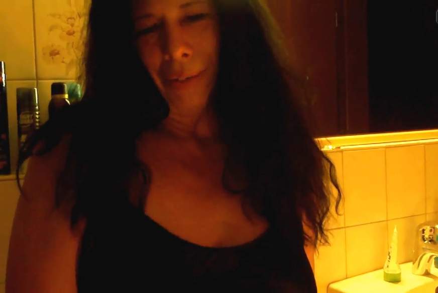 SexyJua*a: Mal eben in die Toilette g*****t