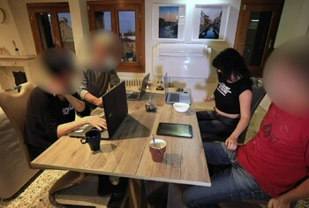 Beim Meeting heimlich a********t und zum S******n gebracht!