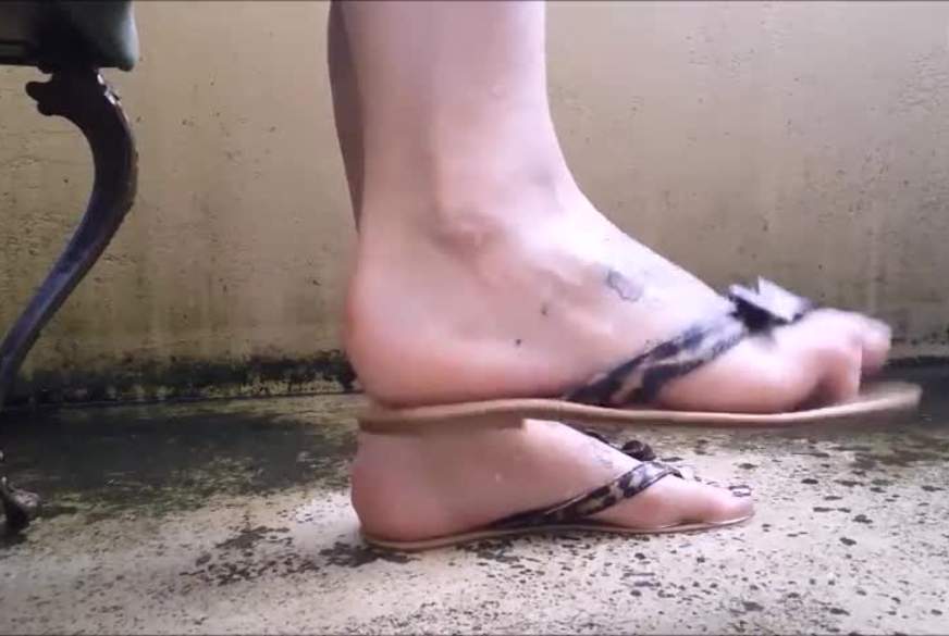SweetWetDream: Flip-Flop Dangling auf n**sem Balkon
