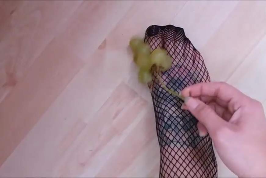 SweetWetDream: Weintraubenc******g in Netzstrümpfen