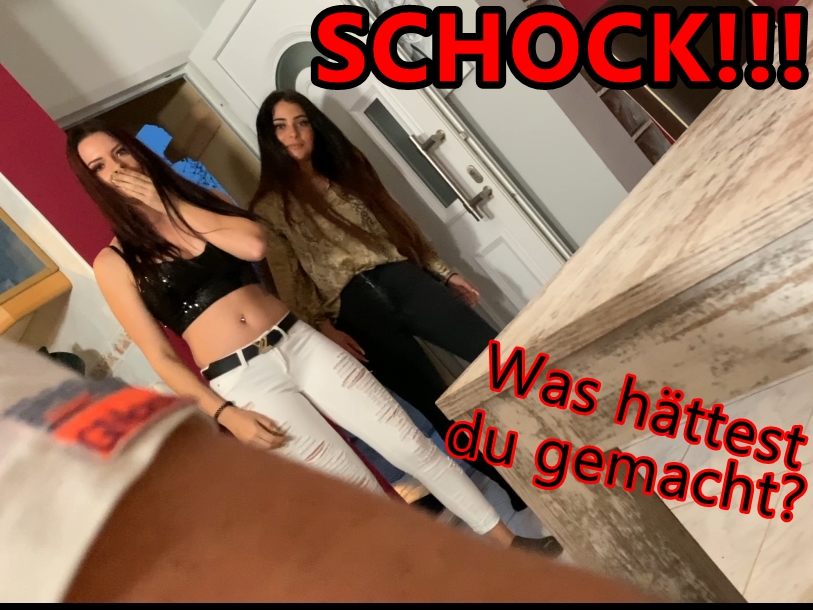 SCHOCK!!! Was hättest du gemacht??? Kim und ich kamen von einer Partynacht heim, die Tür geht auf und was sehen wir da? Ihr Mitbewohner ist sich mitten im Wohnzimmer einen am wichsen AUF MEINE PORNOS! Ich wusste nichtmal, dass sie einen Mitbewohner hat. Das musste ich schamlos ausnutzen, er hätte niemals widerstehen können. Dass Kim aber so krass abgehen kann, hätten wir beide nicht gedacht, die ist ja mal mega wild und versext!!! Ich kann es immernoch nicht glauben...