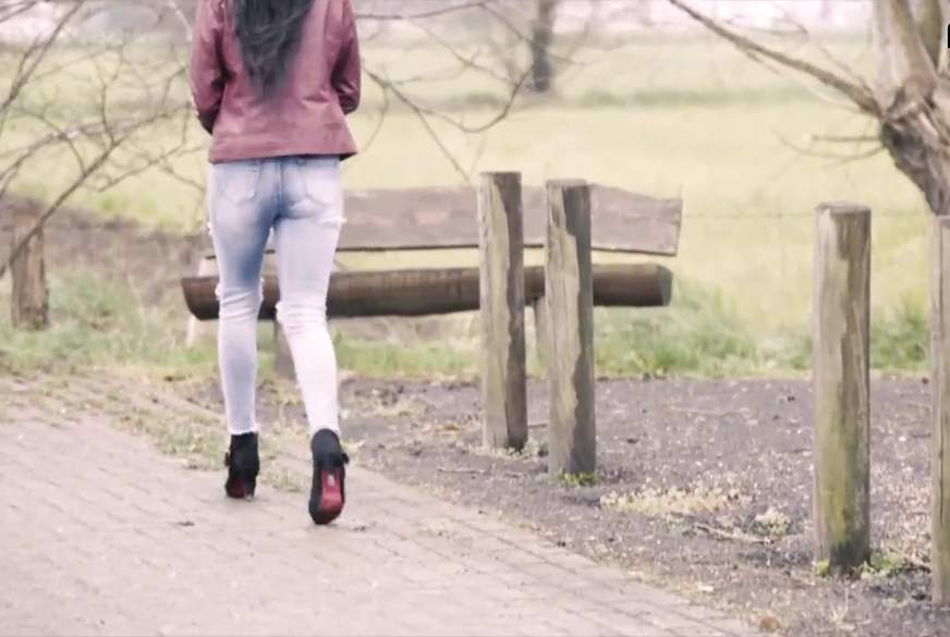 in die Jeans g*****t - auf öffentlicher Parkbank von Jessi-Joob