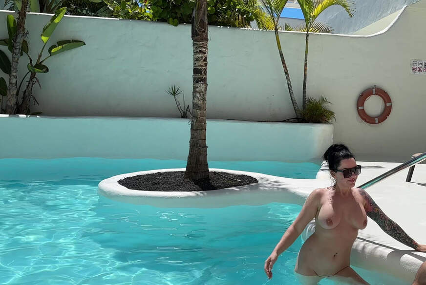 Notgeil am FKK Pool, F*********a geschluckt von Malina-Lay