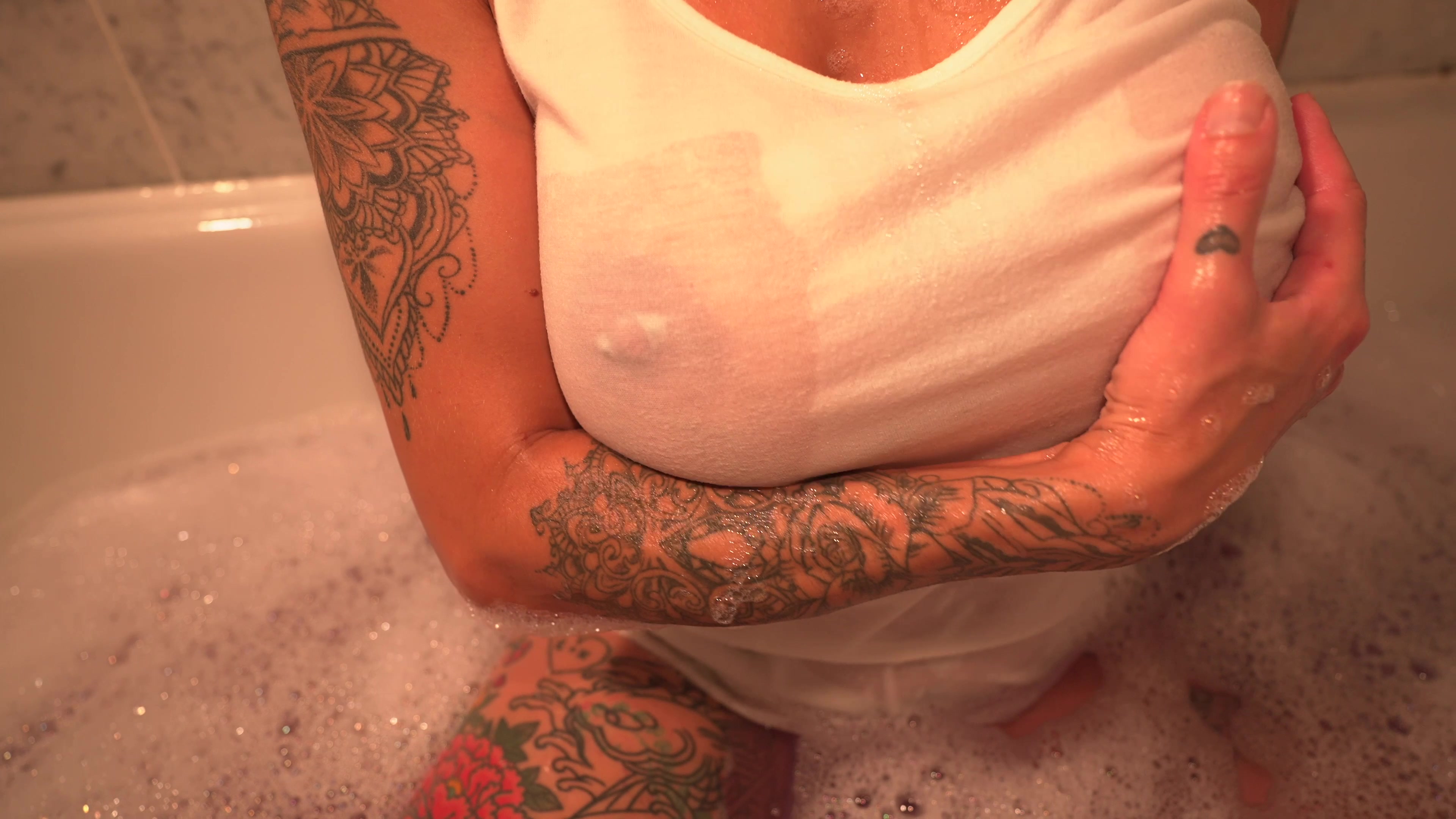 Eigentlich sollte das ein entspanntes Fotoshooting in der Badewanne sein. Ich wollte mal gerne ein Wetlook Shooting mit einem weißen Shirt und Wasser machen, so dass meine Nippel schön durchs nasse Shirt blitzen.   Dabei ist mein Fotograd dann doch ziemlich horny geworden und ich konnte nicht anders, als mich im warmen Wasser zu räkeln und ihn an seinen Schwanz zu fassen. Natürlich hat er nicht nein gesagt, als ich angefangen hab ihn in den Mund zu nehmen... Wie hättest du reagiert?  