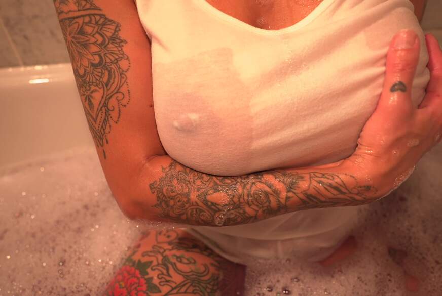 MaraWalks: Geiler B**wJOB in der Badewanne!  So macht Baden Spaß!