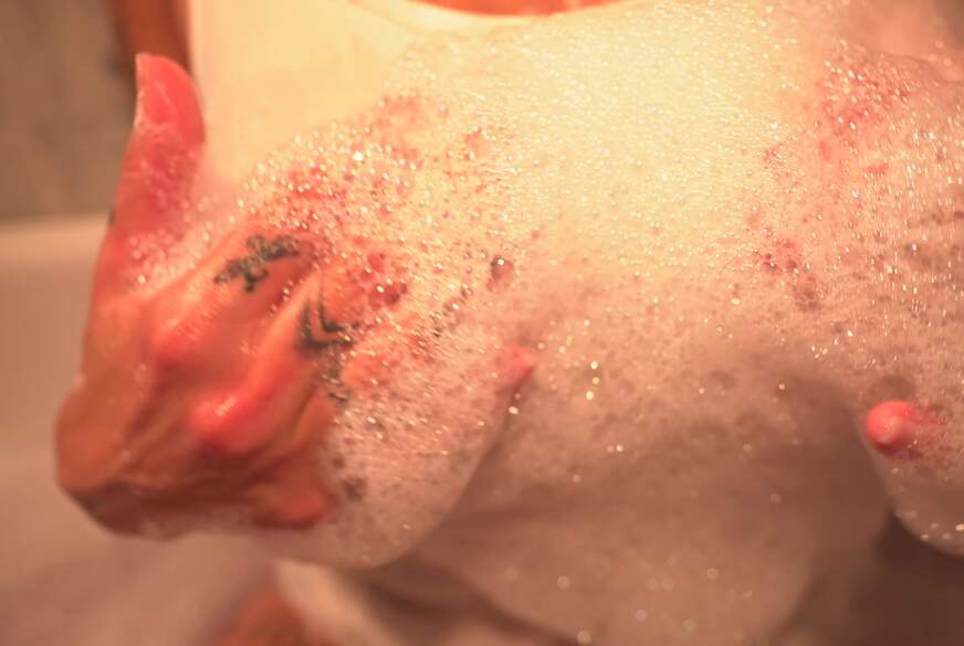 MaraWalks: Geiler B**wJOB in der Badewanne!  So macht Baden Spaß!