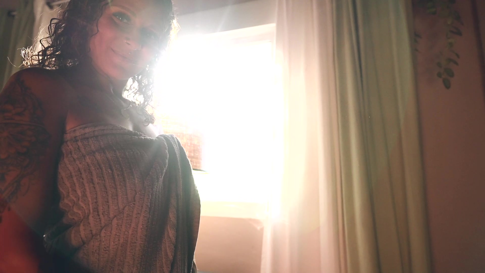 Hey du, stell dir vor, es ist ein perfekter Morgen... Ich komme gerade aus der
Dusche, meine Locken nass und wild um mein Gesicht fallend, während ich am
Fenster stehe und den Sonnenaufgang bewundere.


Der erste Strahl der Sonne küsst meine Haut, und ich trage nur ein flauschiges
Handtuch… Oh, das macht mich so geil, Baby – meine Nippel werden hart
unter dem Stoff, und ich kann spüren, wie Feuchtigkeit zwischen meinen Beinen
aufsteigt….


Du siehst zu, wie ich dich neckend anlächle, das Handtuch langsam fallen lasse
und meine Kurven entblöße. Meine Brüste wippen frech, und ich beiße mir auf die Lippe, während ich auf die Knie sinke.


Dein harter Schwanz ist genau das, was ich brauche – ich umschließe ihn mit
meinen weichen Lippen, sauge sanft zuerst, dann immer gieriger. Mein
Mund gleitet auf und ab, deine Vene pulsiert auf meiner Zunge, und ich spiele
mit meinen Fingern an deinen Eiern, massiere sie, bis du stöhnst.
Stell dir vor, wie ich dich b