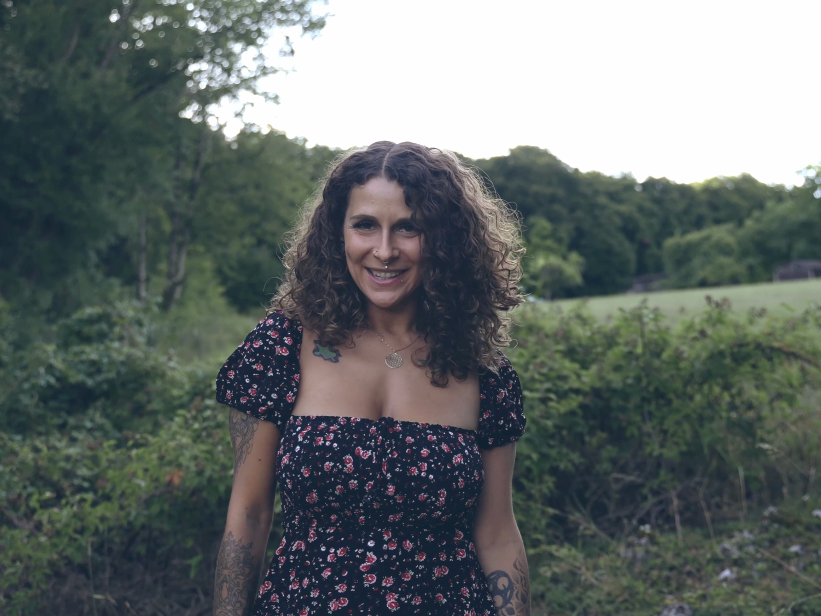 Viel abspritzen ist gut für die Prostata-Gesundheit habe ich gehört!
Die Sonne scheint durch die Baumkronen, Vögel zwitschern… und während des
kleinen Waldspaziergangs erzähle ich dir davon. Naughty blickst du mich an
und ich weiß, woran du denkst.
Es dauert nicht lange und schon knie ich
zwischen deinen Beinen.
Im wilden Wald
lasse ich meine Lippen über deinen harten Schwanz gleiten…
der Länge entlang, dann langsam über deine Eier… Ich sauge, lecke und
lasse ihn tief eintauchen in meinen feuchten, warmen Mund. Meine Finger
wandern zu deinen Hoden und verwöhnen sie.
Ich spüre, wie geil du bist - ich spüre wie du fast schon explodierst vor Lust!
Oh ja, spritz mich voll!
Die Ladung trifft mich mitten ins Gesicht und in
meinen Mund – und ich schlucke wie eine Göttin. Prostata-
Gesundheit ist wichtig, Baby!
Sollen wir öfter etwas dafür tun?
Hinterlasse mir gerne einen Kommentar hinterlasse und eine liebe Bewertung!
Kussi Mara