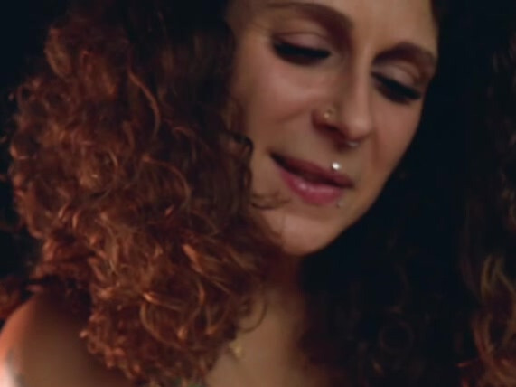 Stell dir vor, ich sitze in meinem dunklen Zimmer, nur beleuchtet vom sanften
Schimmer meiner sexy Dessous, die meine Kurven umhüllen. Mit meinen
weichen Händen mache ich deinen Schwanz langsam hart. Das warme Öl fühlt
sich so geil an.
Aus zwei Kamera-Perspektiven siehst du alles: Nah dran an meinen Fingern, die
dich wichsen, und wie ich meine Brüste aus den Dessous hole – prall und
einladend, Nippel hart vor Geilheit.
Ich flüstere dir zu, wie sehr ich es liebe, dich so zu melken, spüre, wie du
pulisierst. Schneller, fester... bis du explodierst! Dein Sperma spritzt und spritzt
und spritzt…UNGLAUBLICH.
Ein intensiver, dunkler Genuss, der dich zittern lässt. Willst du miterleben, wie
ich dich zum Höhepunkt bringe? Dann lass uns JETZT kommen.
Hinterlasse mir gerne einen Kommentar und eine liebe Bewertung!
Kussi Mara