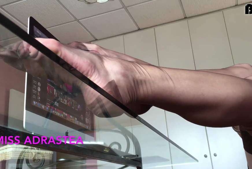 MissAdrastea: S****z mir die NYLONS VOLL, CHEF!