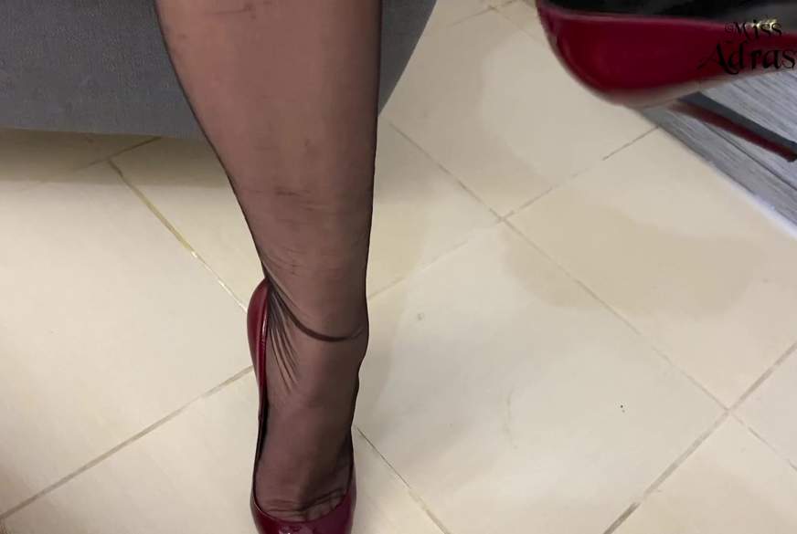 MissAdrastea: Gnadenloser Footjob in Nahtnylons!