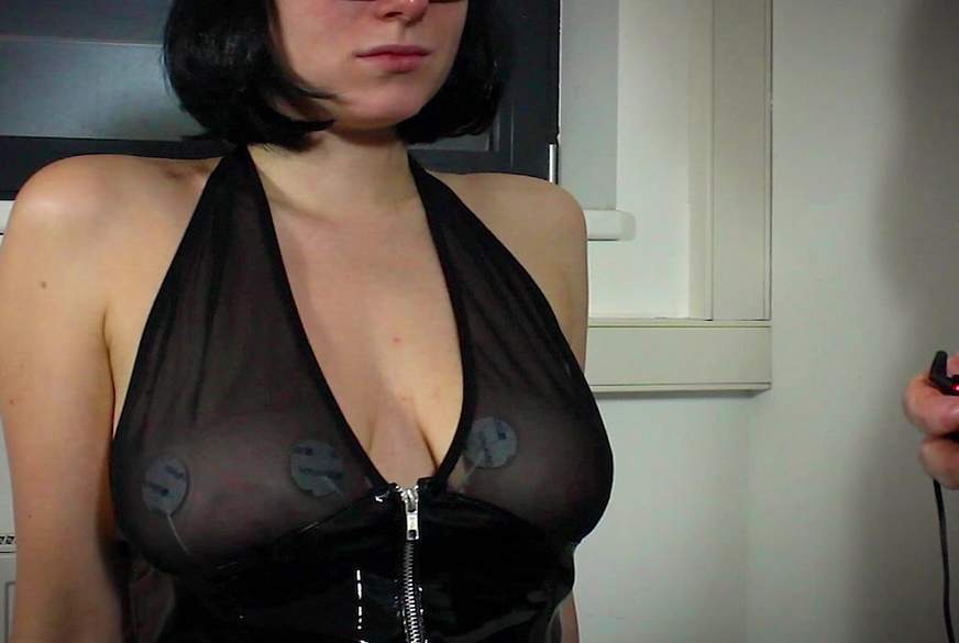 Lüsterne Spiele mit der attraktiven T**nsklavin - Reizstrombehandlung an den Titten im Lackkleid - von Lord-und-Janine