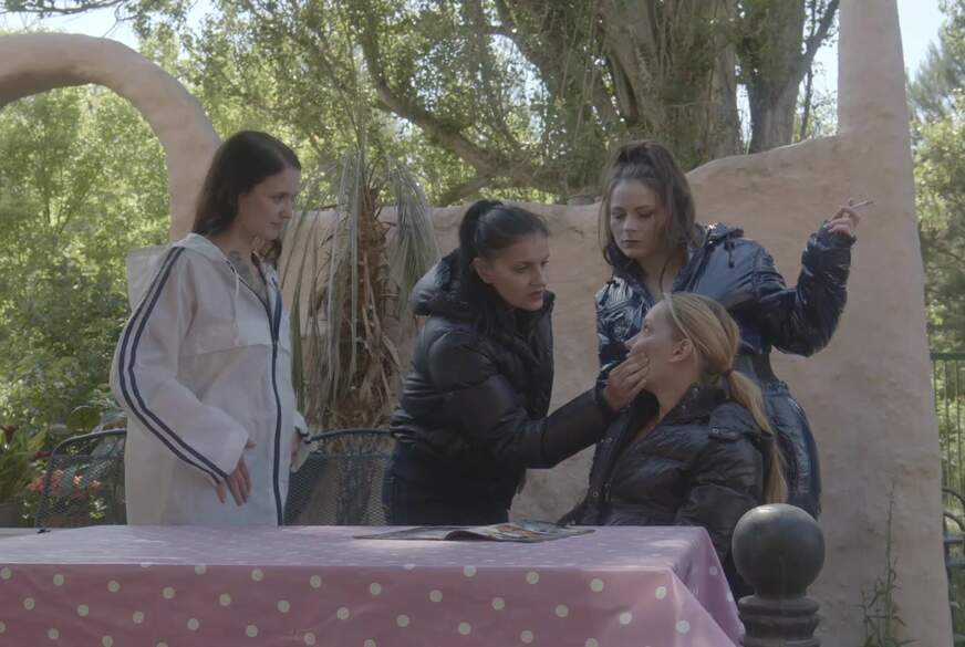 G*****t von der Daunenjackengirlsgang von lolicoon