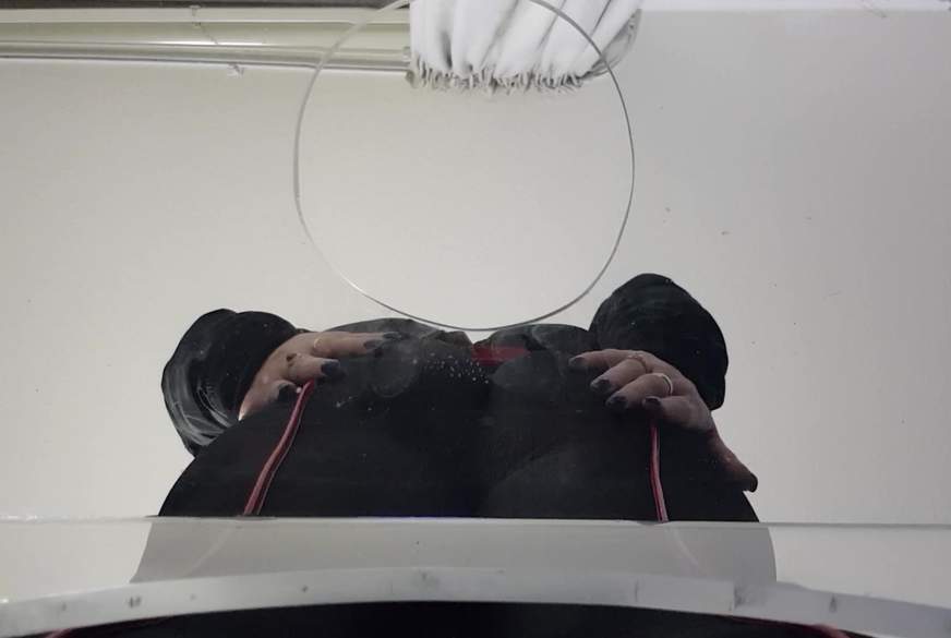 Herrin Karame nimmt in hautengen Leggins auf der transparente Plexiglas-Toilette Platz von LadyKarame