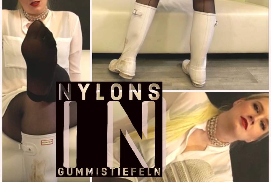 Verschwitzte Füße in Nylons und Gummistiefeln von LadyKarame