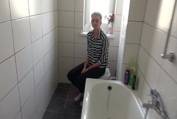 Ist sie zu j**g zum schlucken?!