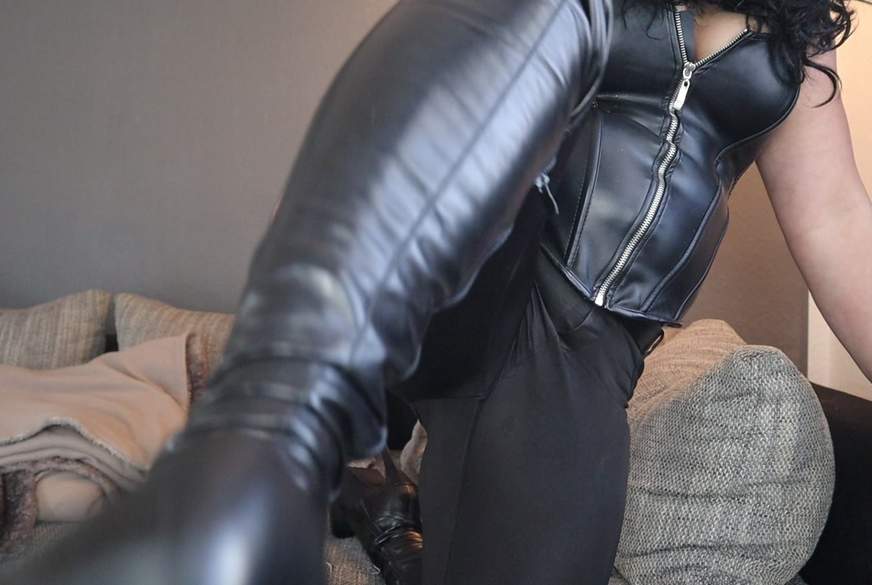 Sklave in Leder rauchend E********t von LadyAyse pic2