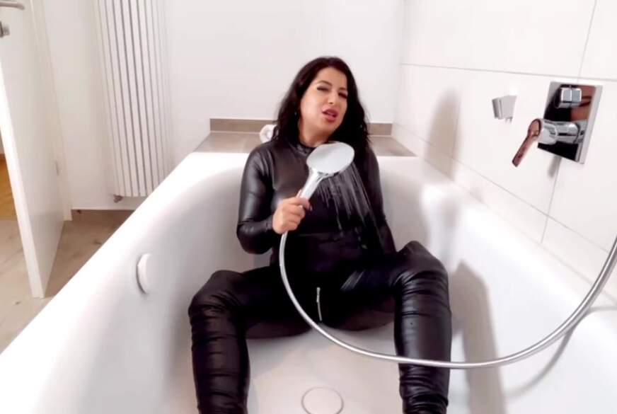 LadyAyse: N**ses Leder macht dich geil