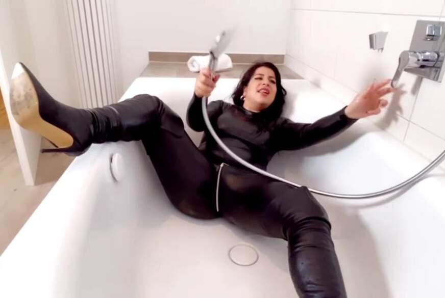 LadyAyse: N**ses Leder macht dich geil