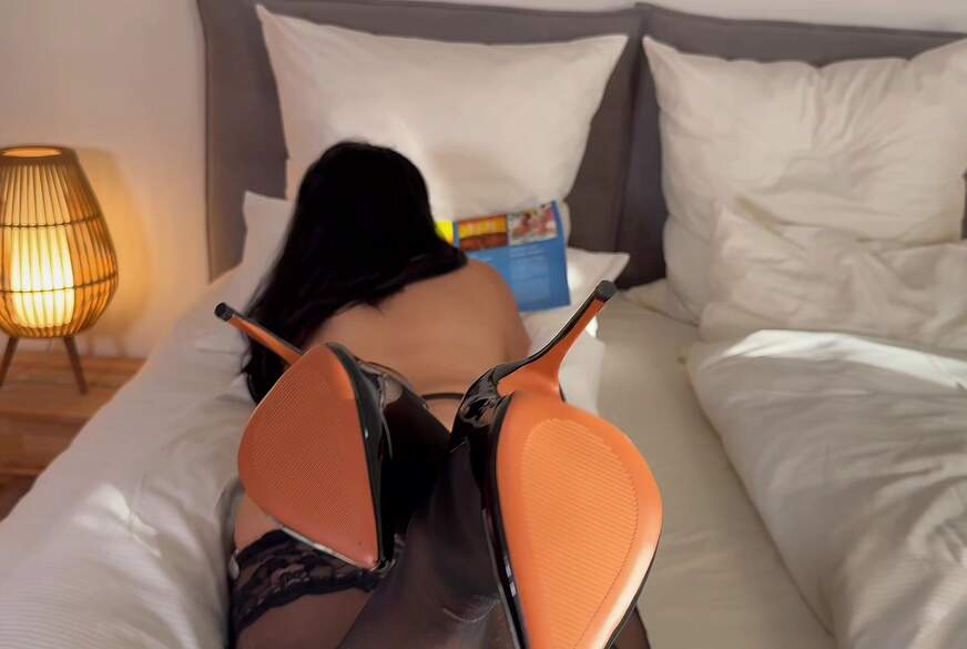 Ich liege nackt in Halterlosen Pumps und ignoriere dich von LadyAyse pic2