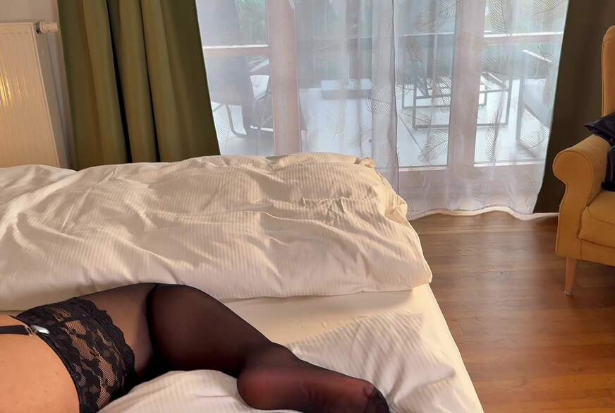 Ich liege nackt in Halterlosen  Pumps und ignoriere dich von LadyAyse pic4