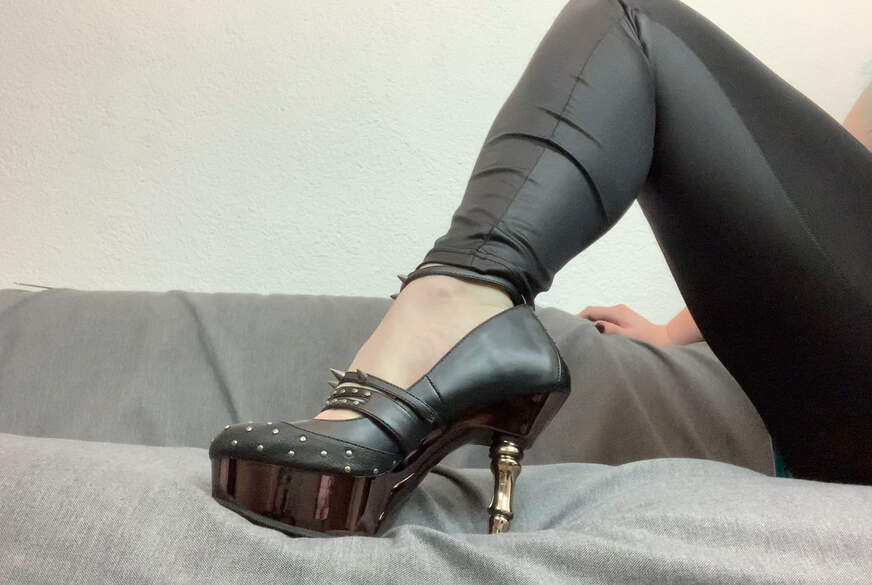 Die Highheel Chroniken II.. Meine Heels zerquetschen deine E**r von Abby-Strange