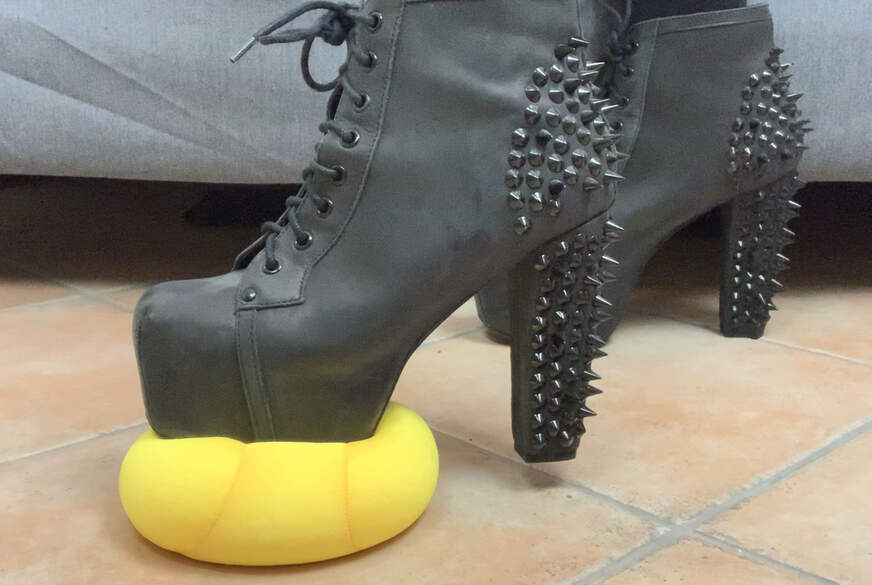 Geile Nieten Heels zertrampeln deine Sklaven E**r von Abby-Strange