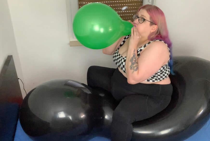 B**w to Pop auf einem riesigen Ballon von Abby-Strange