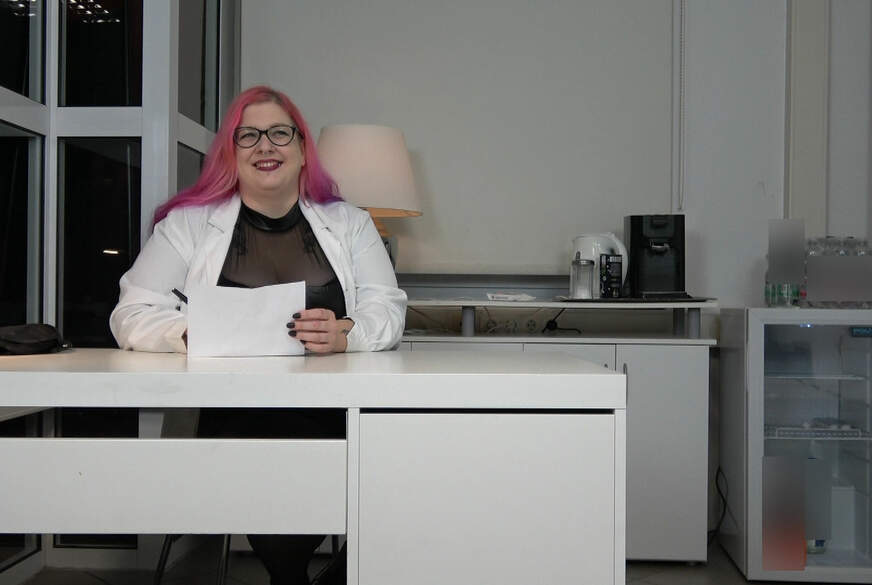 Dr Abby wird über den Schreibtisch gelegt und g*****t von Abby-Strange
