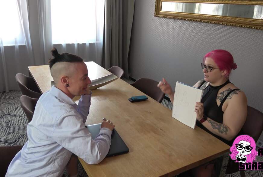 Abby-Strange: Dildovertreter n****t mich auf dem Tisch