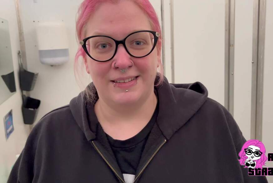 Abby-Strange: Autopanne! Ich muss dringend p****n