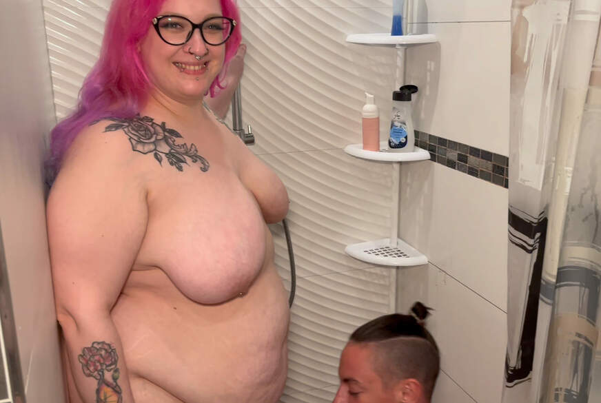 Abby-Strange: Ich p***e Alex auf den Kopf und dusche ihn danach ab