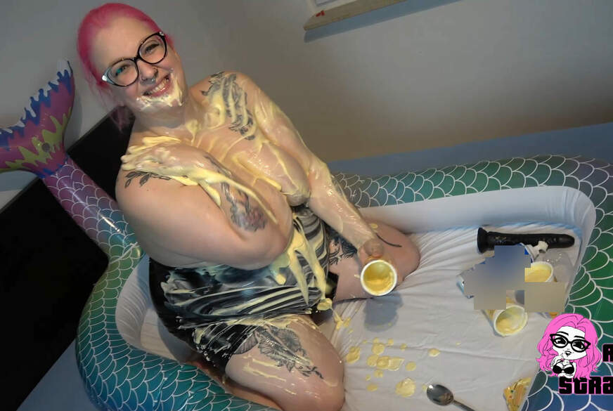 Wet and messy! Spaß mit Pudding, Schlags***e und Dildo von Abby-Strange