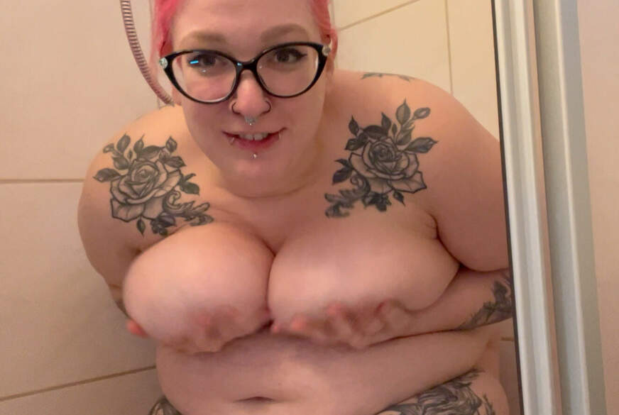 Abby-Strange: Golden Shower mit eigenem Sekt