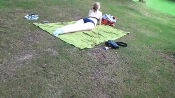 Badegast s*****t 2x hintereinander ab mitten im Freibad!